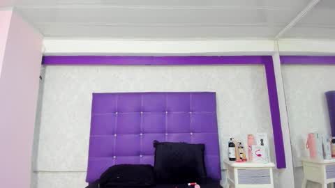 Snapshot of leamoreau__ chatting on 10/14/25, 12:17 leamoreau__ online show from 10/14/25, 12:17