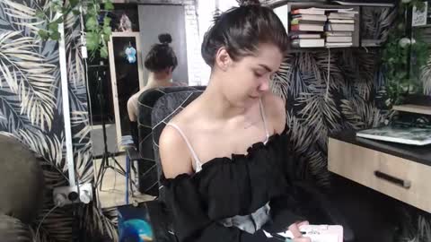 Liya online show from 10/15/25, 12:49