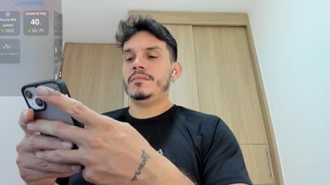 Snapshot of legolas_15 chatting on 10/29/25, 04:04 Alejandro online show from 10/29/25, 04:04