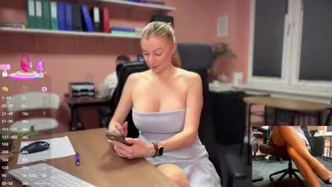 Snapshot of legslong chatting on 12/01/25, 05:01 LegsLONG online show from 12/01/25, 05:01