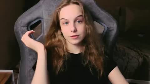 Snapshot of leiamurphy chatting on 06/19/26, 04:22 Leia online show from 06/19/26, 04:22