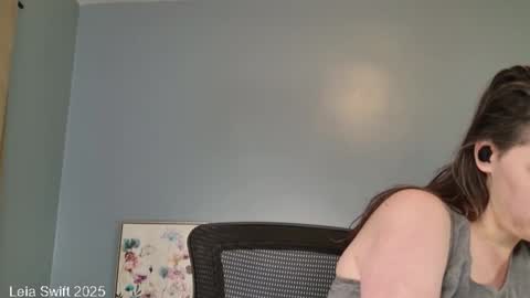 Leia Swift online show from 12/20/25, 11:50