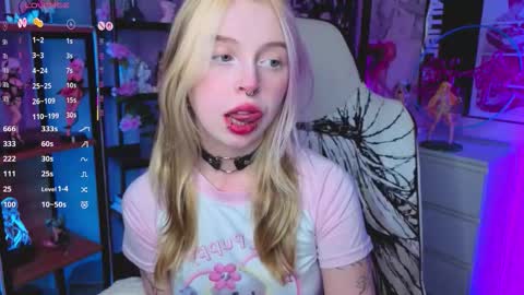 Snapshot of leiladwight chatting on 10/15/25, 04:07 Leila online show from 10/15/25, 04:07