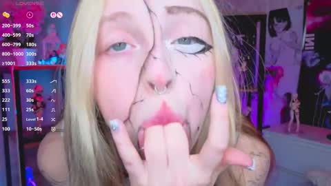 Snapshot of leiladwight chatting on 10/29/25, 04:09 Leila online show from 10/29/25, 04:09