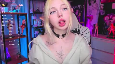 Snapshot of leiladwight chatting on 11/01/25, 04:42 Leila online show from 11/01/25, 04:42