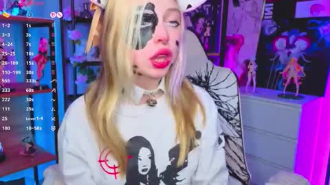 Snapshot of leiladwight chatting on 11/11/25, 05:35 Leila online show from 11/11/25, 05:35