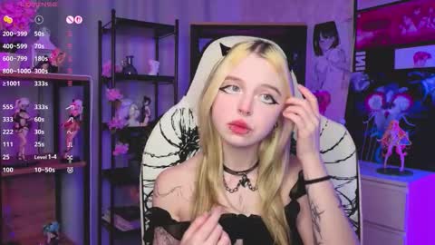 Snapshot of leiladwight chatting on 11/15/25, 04:03 Leila online show from 11/15/25, 04:03