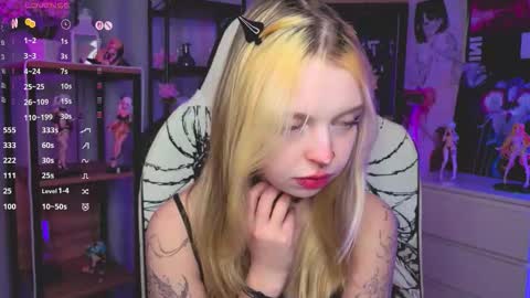 Snapshot of leiladwight chatting on 11/16/25, 04:01 Leila online show from 11/16/25, 04:01