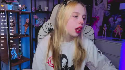 Snapshot of leiladwight chatting on 11/23/25, 04:07 Leila online show from 11/23/25, 04:07