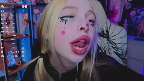 Snapshot of leiladwight chatting on 11/28/25, 05:15 Leila online show from 11/28/25, 05:15