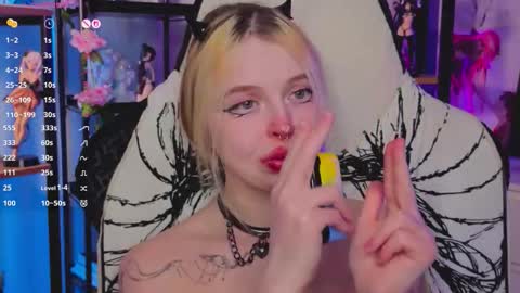 Snapshot of leiladwight chatting on 11/29/25, 04:10 Leila online show from 11/29/25, 04:10