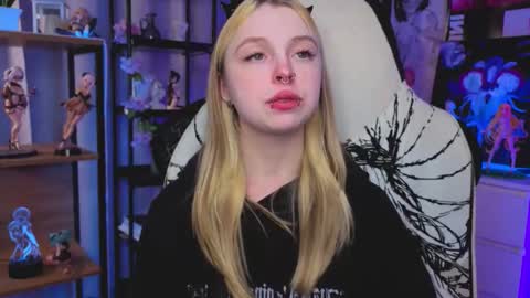 Snapshot of leiladwight chatting on 12/05/25, 04:14 Leila online show from 12/05/25, 04:14