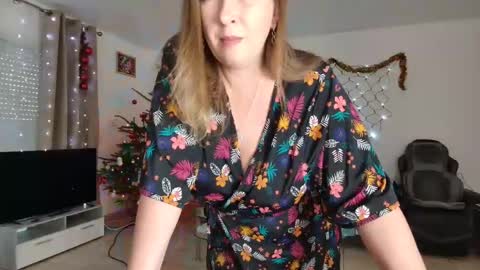 Snapshot of lelena1319 chatting on 12/17/24, 11:06 YOUR ELENA online show from 12/17/24, 11:06