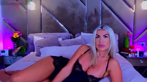 Snapshot of lellie_ chatting on 09/10/25, 03:34 Carlaa online show from 09/10/25, 03:34