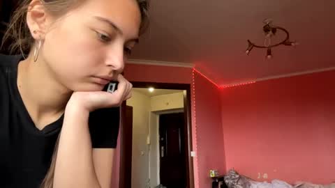 Snapshot of lenniepennachio chatting on 04/15/26, 01:51 Hellomy name is Natalyits my first day here nice to meet you Give me 50 thumbs ups online show from 04/15/26, 01:51