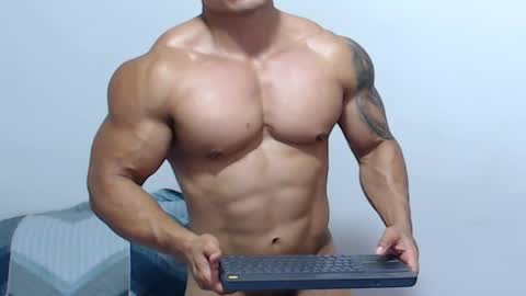 Snapshot of leo_muscleboy chatting on 05/27/26, 02:30 Leo online show from 05/27/26, 02:30