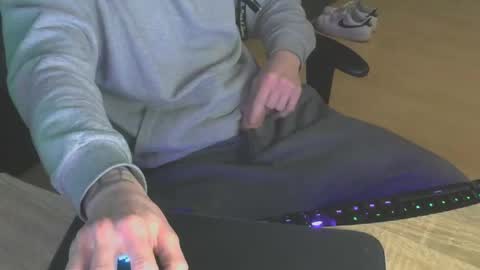 Snapshot of leon_97 chatting on 12/26/24, 09:26 Lele 97 online show from 12/26/24, 09:26