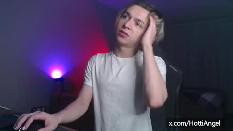 Leon online show from 09/19/25, 03:34