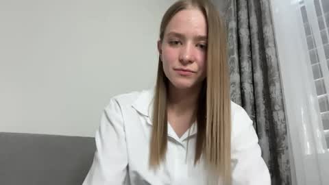 Snapshot of leona_grand chatting on 06/01/26, 12:29 Emma online show from 06/01/26, 12:29