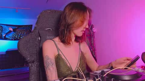 leona online show from 02/08/26, 03:15