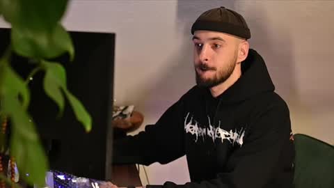 Snapshot of leonardo_grande chatting on 01/13/26, 05:51 Leonardo online show from 01/13/26, 05:51