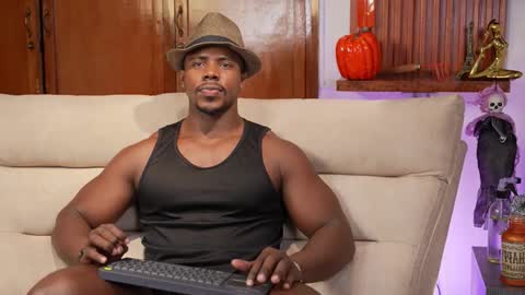 Snapshot of leonardo_jones1 chatting on 09/23/25, 12:57 Leandro jones online show from 09/23/25, 12:57