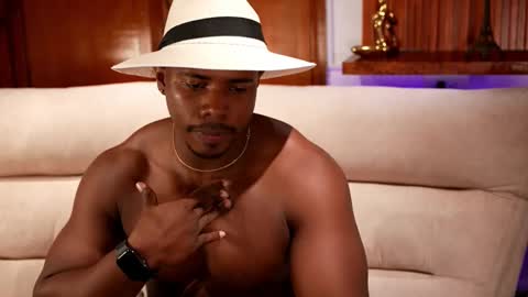 Snapshot of leonardo_jones1 chatting on 09/29/25, 06:51 Leandro jones online show from 09/29/25, 06:51