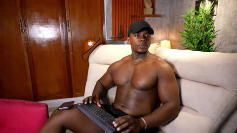 Snapshot of leonardo_jones1 chatting on 10/15/25, 01:11 Leandro jones online show from 10/15/25, 01:11