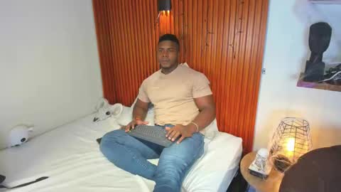 Snapshot of leonardo_jones1 chatting on 10/27/25, 03:10 Leandro jones online show from 10/27/25, 03:10