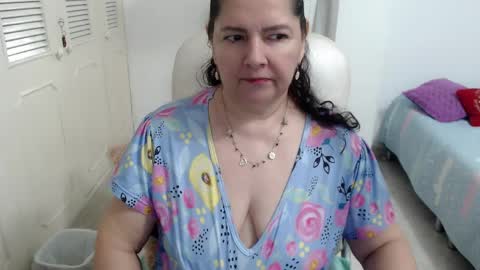 leonela   online show from 04/07/26, 01:39