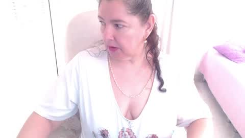 leonela   online show from 04/30/26, 12:33