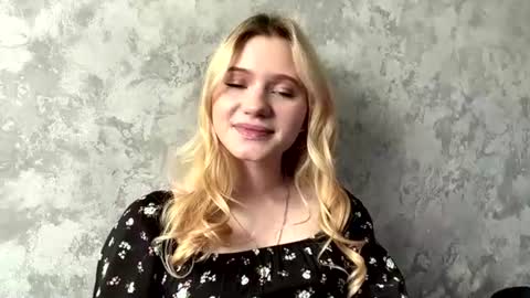 Snapshot of leonidalabrador chatting on 07/05/26, 11:06 Mia online show from 07/05/26, 11:06