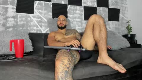 Snapshot of leonidas_k18 chatting on 05/04/26, 04:03 ANDRES online show from 05/04/26, 04:03