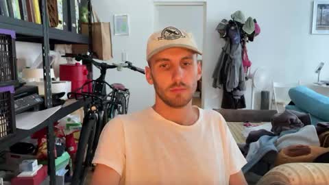 Snapshot of leonvampire chatting on 10/09/25, 02:15 Leon online show from 10/09/25, 02:15