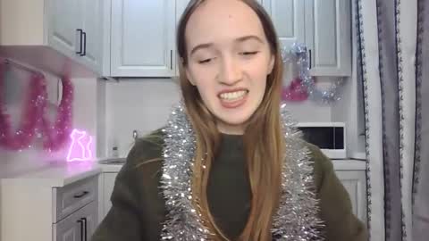 Snapshot of leslie_my_lovee chatting on 12/16/24, 08:05  LESLIE   online show from 12/16/24, 08:05