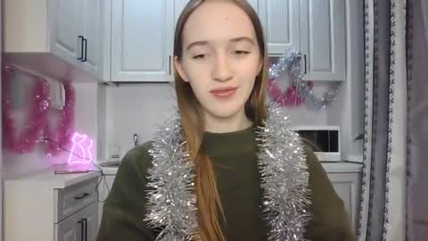 Snapshot of leslie_my_lovee chatting on 12/21/24, 08:10  LESLIE   online show from 12/21/24, 08:10