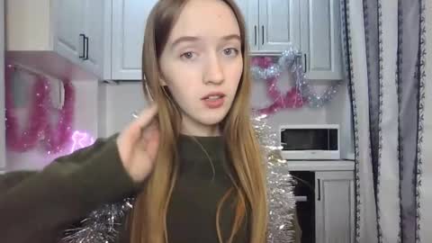 Snapshot of leslie_my_lovee chatting on 12/22/24, 07:52  LESLIE   online show from 12/22/24, 07:52