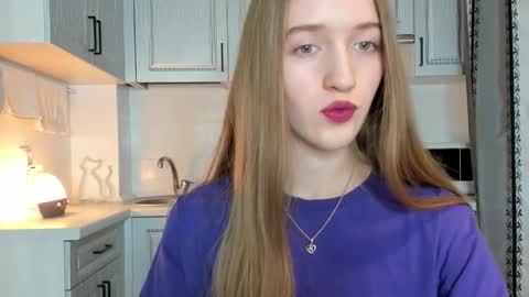 Snapshot of leslie_my_lovee chatting on 10/08/25, 07:00  LESLIE   online show from 10/08/25, 07:00