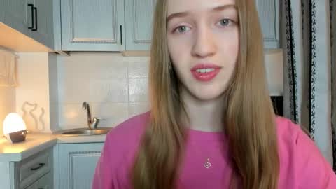 Snapshot of leslie_my_lovee chatting on 10/25/25, 02:35  LESLIE   online show from 10/25/25, 02:35