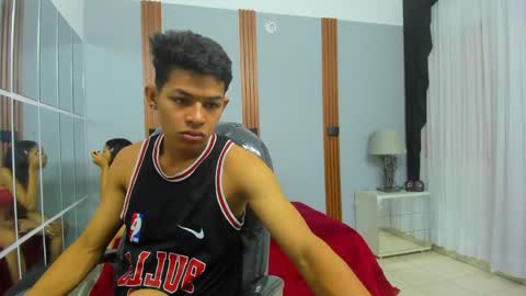 Snapshot of leslieanddrako chatting on 02/27/25, 10:31 L E S L E Y  AND  D R A K O online show from 02/27/25, 10:31