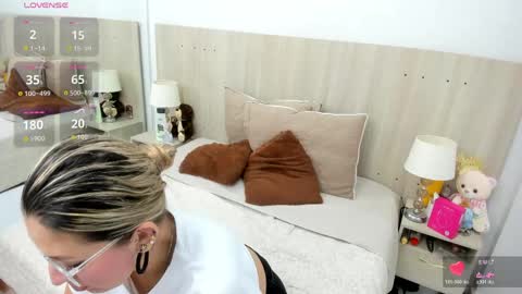 Lesly Santodomingo online show from 04/19/26, 11:42