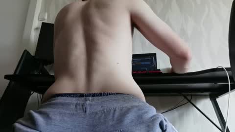 Snapshot of lestaro chatting on 06/12/26, 01:32 neoglo online show from 06/12/26, 01:32