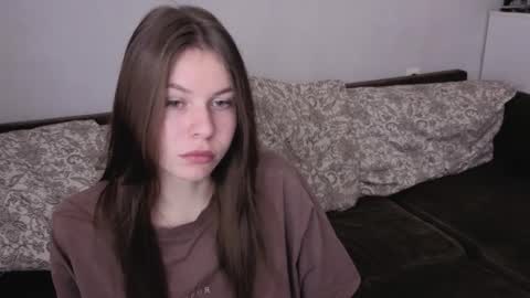 Snapshot of let_me_seee chatting on 11/05/25, 04:12 Fiona online show from 11/05/25, 04:12