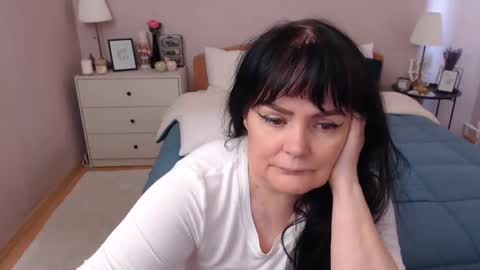 Snapshot of leveme2night chatting on 01/24/25, 01:25 Mary online show from 01/24/25, 01:25
