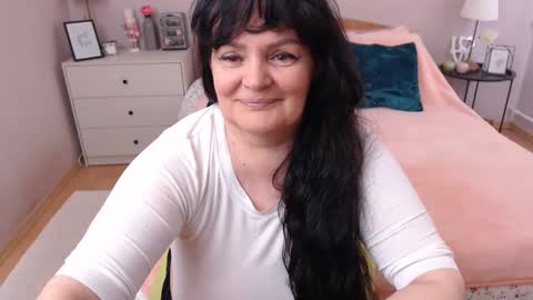 Snapshot of leveme2night chatting on 05/19/26, 10:43 Mary online show from 05/19/26, 10:43
