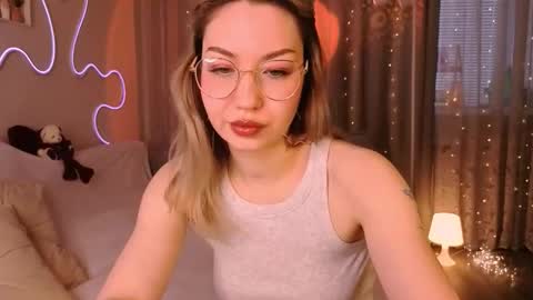 Snapshot of leyalayla chatting on 03/10/26, 01:54 Lily online show from 03/10/26, 01:54