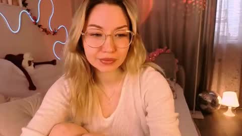 Snapshot of leyalayla chatting on 04/22/26, 03:42 Lily online show from 04/22/26, 03:42