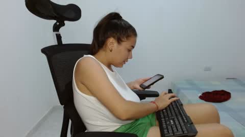 Snapshot of leydy_day chatting on 01/30/25, 01:44 leydy_day online show from 01/30/25, 01:44