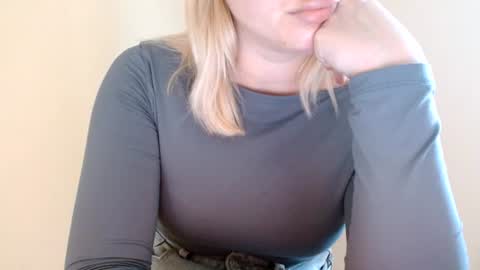 Snapshot of leyla_le chatting on 07/28/26, 11:17 Leyla online show from 07/28/26, 11:17