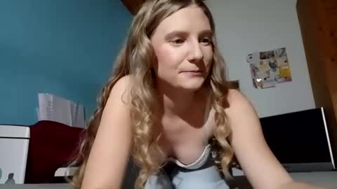 lia06_ online show from 12/22/25, 05:32